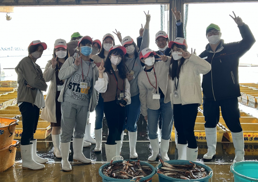 Visit to the the Choshi port. Earlier,  Mr Shirai, General Manager of Mitsubishi Corporation Choshi Branch (back row, 2nd from the right), gave a lecture on the offshore wind power project and regional revitalization project. Students learnt the importance of cooperation between businesses and local community. 